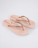 Roze Ipanema slippers met glinsterende bandjes en honingraatstructuur op de zool.