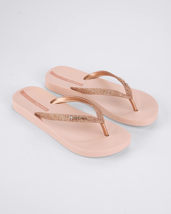 Roze Ipanema slippers met glinsterende bandjes en honingraatstructuur op de zool.