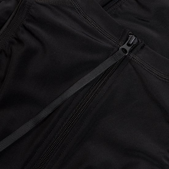 Gedetailleerde close-up van de rits van een zwart Speedo sportbadpak.