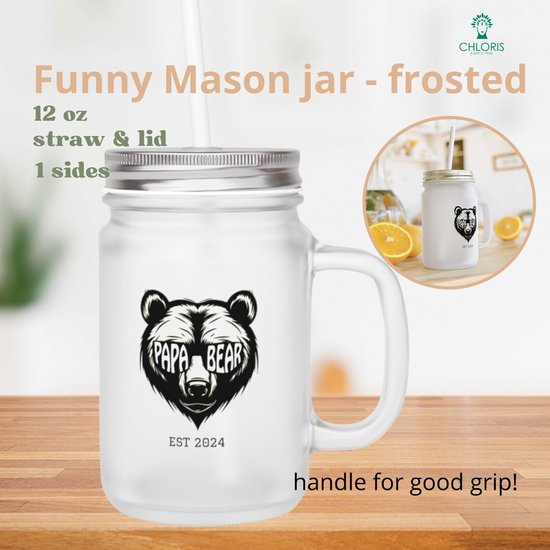 Chloris - Papa & Mama Beer 2024 frosted glazen drinkbeker met handvat 1 zijde bedrukt - Frosted Mason Jar Mokken - Een Hartverwarmende Ode aan het Ouderschap - Eigen uniek design - ideaal geschenk tijdens geboorte