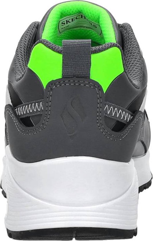 Achterkant van grijze sneaker met neon-groene voering en witte zool met luchtkussen.