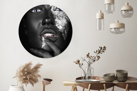 Femme à la lueur argentée avec main Cercle mural aluminium ⌀ 140 cm