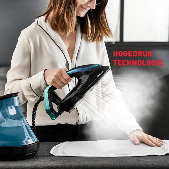Vrouw met Tefal Pro Express Vision stoomgenerator, met tekst "HOGEDRUK TECHNOLOGIE".