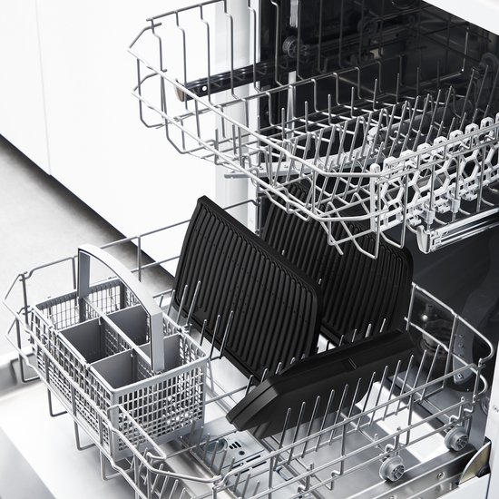 Vaatwasser met grillplaten en vetopvangbak van een contactgrill. De platen zijn zwart en hebben een anti-aanbaklaag.