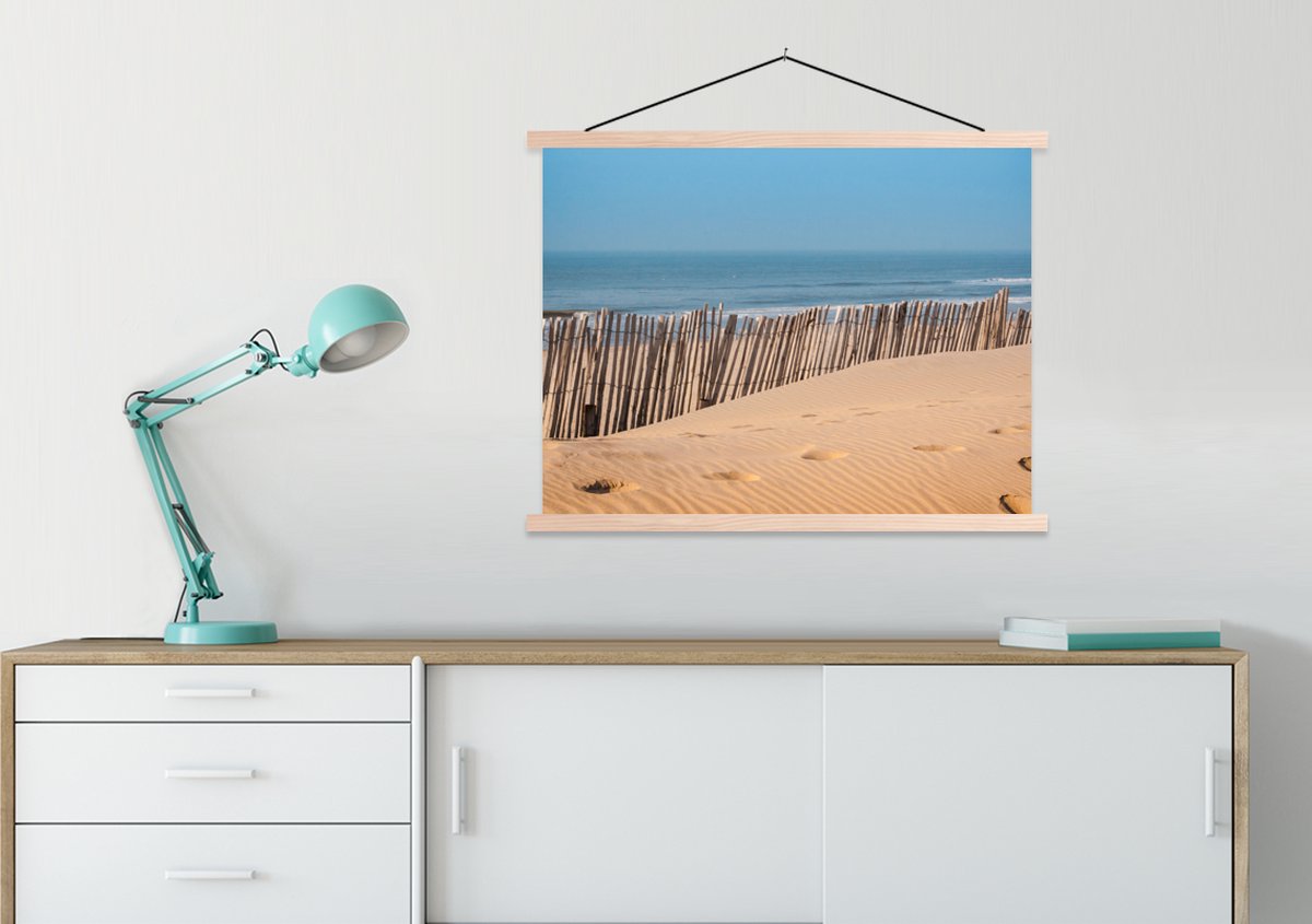 Posterhanger incl. Poster 60x45 cm - Schoolplaat - Strand - Zee - Palen - Textielposter - 