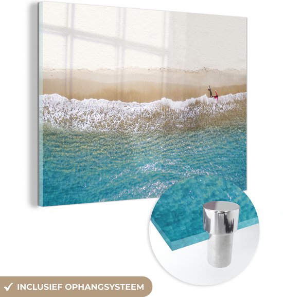 MuchoWow® Glasschilderij 80x60 cm - Schilderij acrylglas - Mensen bij de blauwe golven op het strand - Foto op glas - Schilderijen
