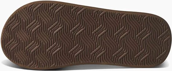 Onderkant van een bruine Reef slipper met een visgraatpatroon en Reef-logo's.