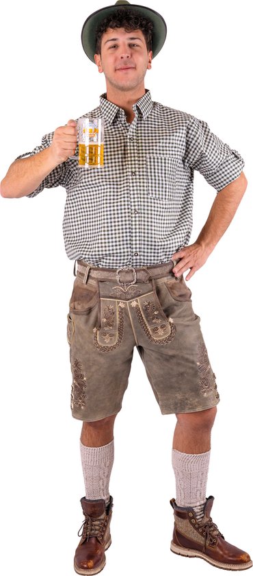 Homme en tenue traditionnelle bavaroise, avec culotte de peau, chemise à carreaux, chapeau et un verre de bière.