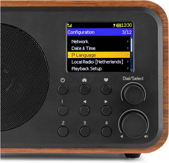 Detail van DAB radio met houten behuizing. Display toont configuratiemenu met optie 'Language'.