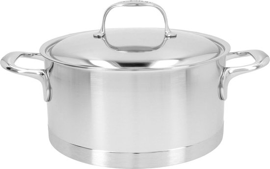 Casserole en inox avec couvercle fermé.