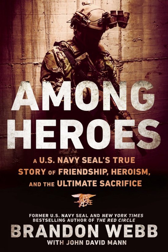 Boek "Among Heroes" met een militair die 's nachts een helm met nachtkijkers draagt.