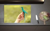 Inductieplaat Beschermer - Blauwe Origami Vogel op Hand van Mens in Groene Omgeving - 80x55 cm - 2 mm Dik - Inductie Beschermer - Bescherming Inductiekookplaat - Kookplaat Beschermer van Zwart Vinyl