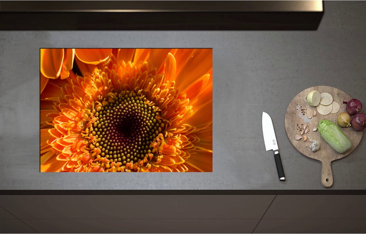Inductieplaat Beschermer - Binnenkant van Bloeiend Feloranje Bloem - 71x51 cm - 2 mm Dik - Inductie Beschermer - Bescherming Inductiekookplaat - Kookplaat Beschermer van Zwart Vinyl