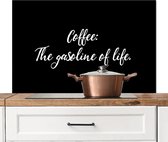 Spatscherm keuken 100x65 cm - Kookplaat achterwand Quotes - Spreuken - Coffee: The gasoline of life - Koffie - Muurbeschermer - Spatwand fornuis - Hoogwaardig aluminium