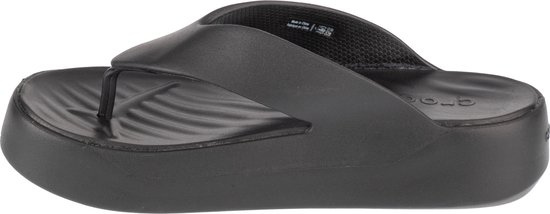 Tongs compensées noires Crocs avec une semelle intérieure ondulée et une semelle Croslite.