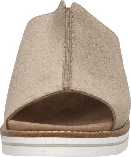 Vooraanzicht van beige suède slipper met open teen. De bovenkant heeft een centrale naad.