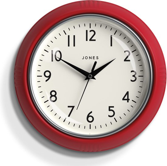 Jones Clocks® Ronde Retro Wandklok - The Ketchup Round Clock - Makkelijk leesbare cijfers, zwarte wandklok perfect als keukenklok, kantoorklok, woonkamerklok - Retro klok 25cm - Mat rood