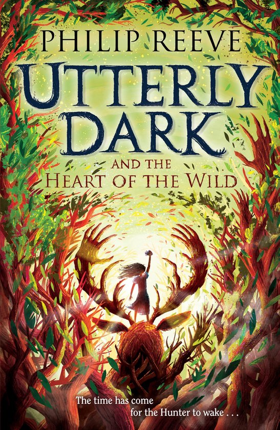 Boekcover: Philip Reeve, Utterly Dark and the Heart of the Wild. Silhouet van een meisje met armen geheven, staand op een hert met gewei, omringd door rode en groene bomen.