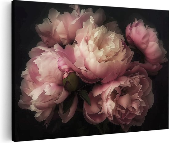 Un bouquet de pivoines roses sur fond sombre.