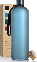 LARS NYSØM - Drinkfles 'Blæst' -Ultralichte tritan-waterfles 1500ml - BPA-vrij, lekvrij - Inclusief 2 deksels - Niagara - Gold
