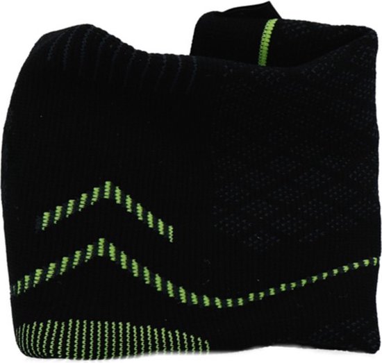 Zwarte sport enkelbrace met groene zigzagpatroon.