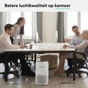 Een Rolfstone luchtreiniger in een modern kantoor met werkende collega's.