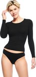 Model met blond kort haar draagt een zwart longsleeve shirt en een zwarte tailleslip van bamboe.