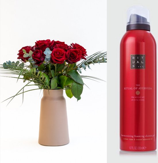 Giftset - Boeket rode rozen met vaas X Rituals Ayurveda schuimende ...