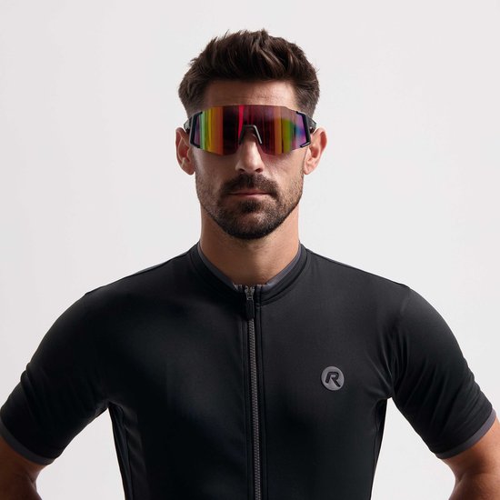 Man draagt zwarte Rogelli Sabre sportbril met regenboog gespiegelde lenzen.