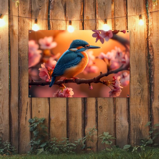 Tuinposter ijsvogel - Tuindecoratie vogels - 120x80 cm - Dieren poster voor in de tuin - Vogel op een tak van een sakura boom - Buiten decoratie - Schutting tuinschilderij - Tuindoek muurdecoratie - Wanddecoratie balkondoek