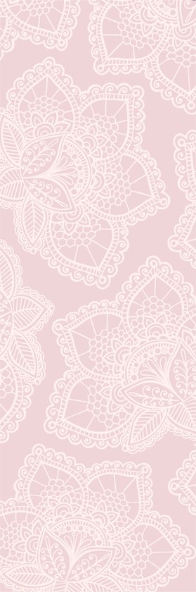 Detail van een roze yogamat met een wit bloemenpatroon.