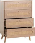 Hoge ladekast met vier lades, twee geopend, met rotan panelen en ronde houten knoppen op schuine pootjes.