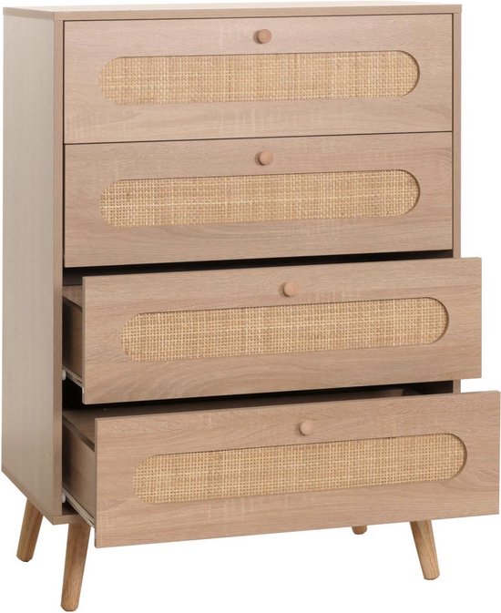 Hoge ladekast met vier lades, twee geopend, met rotan panelen en ronde houten knoppen op schuine pootjes.