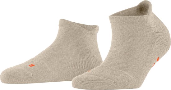 Beige sneakersokken met oranje logo op de wreef en hiel. Zacht materiaal.