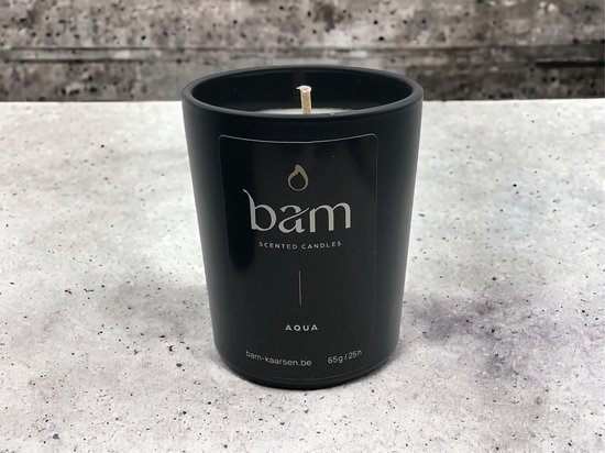 BAM aqua geurkaars met katoenen wiek in een zwart potje - 25 branduren (65g) - cadeautip - geschenk - vegan