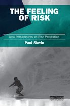 Boekomslag: The Feeling of Risk, Nieuwe perspectieven op risicoperceptie, Paul Slovic. Een surfer op een golf.