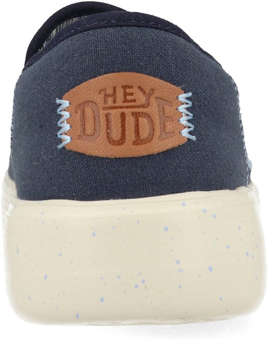 Arrière d'un mocassin HEYDUDE bleu marine avec textile et semelle mouchetée.