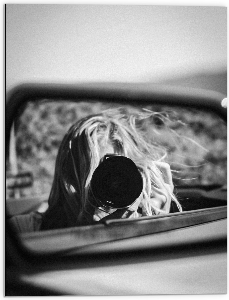 Dibond - Fotograaf in Autospiegel (zwart-wit) - 60x80 cm Foto op Aluminium (Wanddecoratie 
