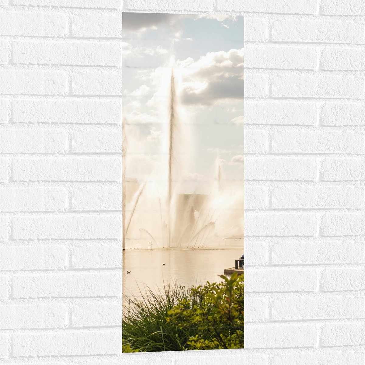 Muursticker - Waterfontein in een Meer - 30x90 cm Foto op Muursticker