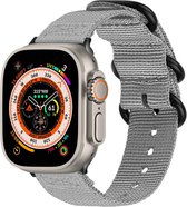 iMoshion Bandje Geschikt voor Apple Watch Bandje Series 1 / 2 / 3 / 4 / 5 / 6 / 7 / 8 / 9 / SE / Ultra (2) - 42 / 44 / 45 / 49 mm - iMoshion Nylon band - Lichtgrijs
