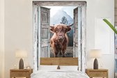Behang - Fotobehang Schotse hooglander - Koe - Landelijk - Doorkijk - Breedte 195 cm x hoogte 300 cm