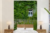 Behang - Fotobehang Huis bedekt met wijnranken - Breedte 145 cm x hoogte 220 cm