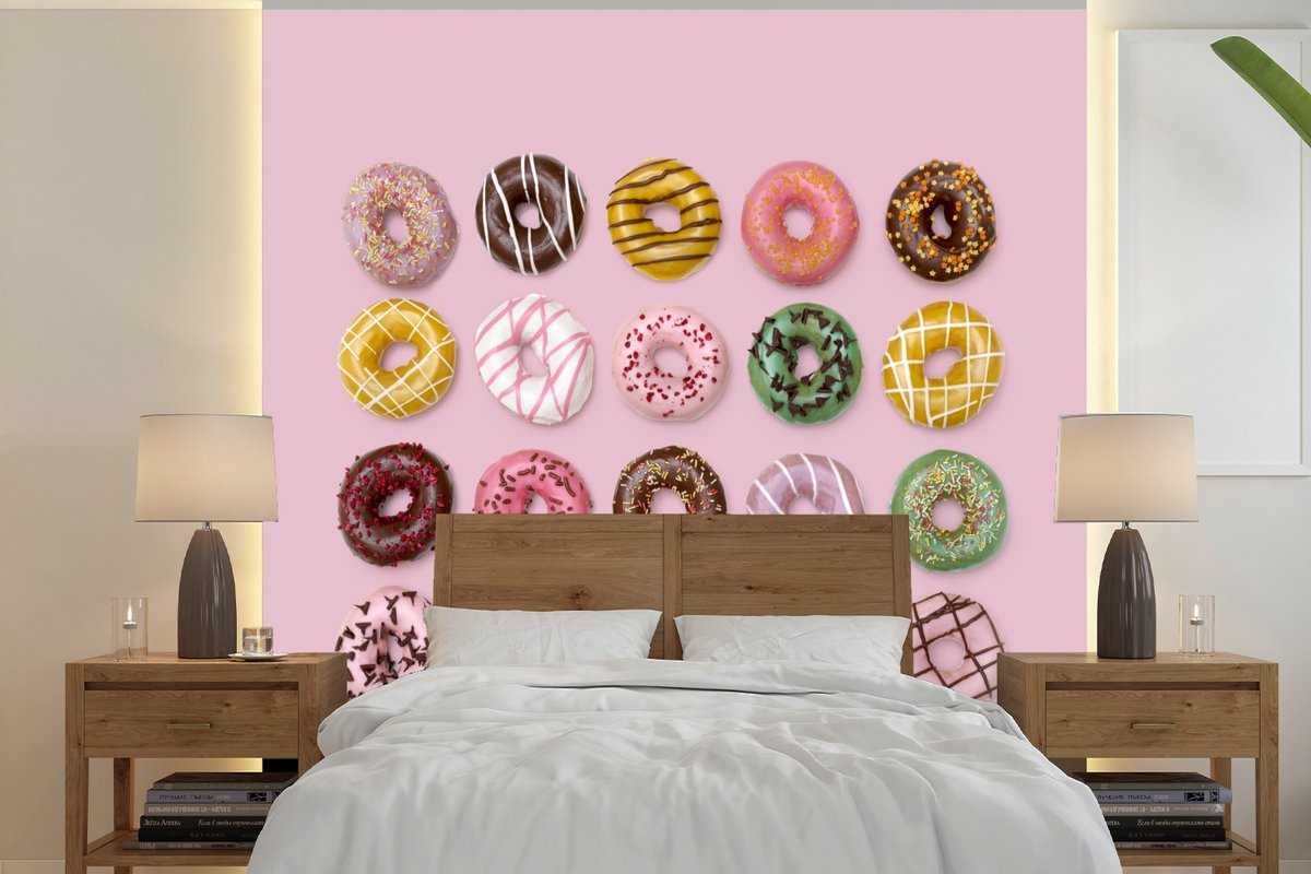 Behang - Fotobehang Kleurrijke donuts op roze achtergrond - Breedte 300 cm x hoogte 300 cm