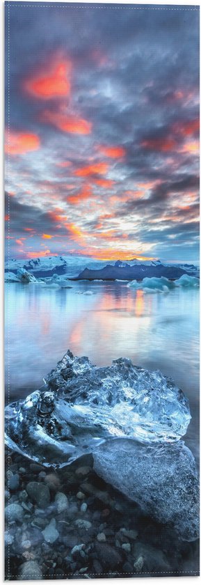 WallClassics - Vlag - Meerkleurige Lucht boven IJslandschap met Rotsen - 20x60 cm Foto op Polyester Vlag