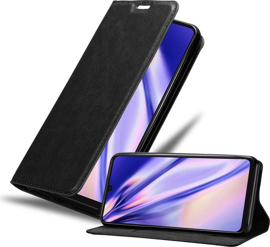 Étui noir aspect cuir ouvert, avec un téléphone placé dans l'étui et un second téléphone posé avec l'étui ouvert.