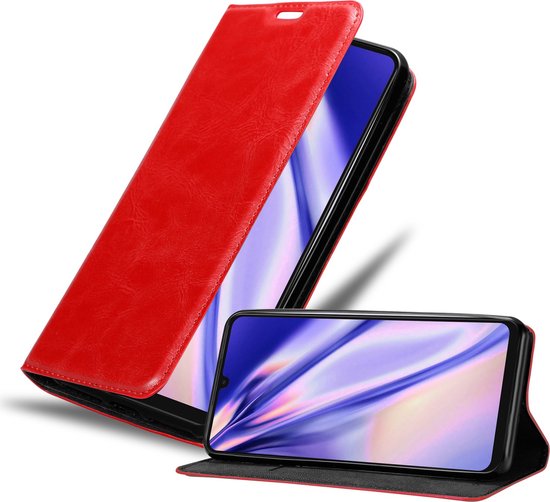Étui livre Cadorabo rouge avec un téléphone placé à l'intérieur, vu de trois quarts avant. Le téléphone peut tenir debout.