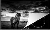 KitchenYeah® Inductie beschermer 77x51 cm - Liggende IJslandse paarden in het gras - zwart wit - Kookplaataccessoires - Afdekplaat voor kookplaat - Inductiebeschermer - Inductiemat - Inductieplaat mat