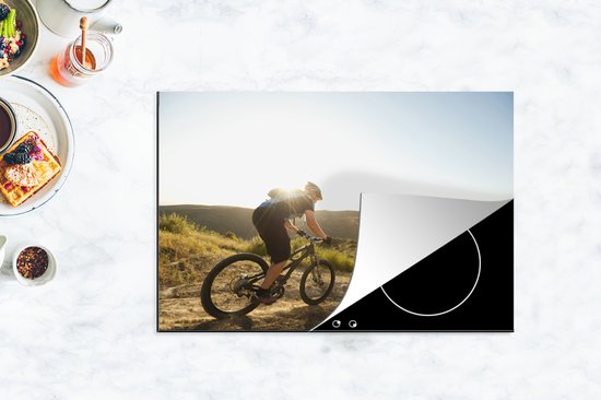 KitchenYeah® Inductie beschermer 77x51 cm - Met de mountainbike over de onverharde weg - Kookplaataccessoires - Afdekplaat voor kookplaat - Inductiebeschermer - Inductiemat - Inductieplaat mat