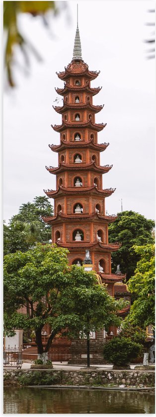 WallClassics - Poster Glanzend – De Oudste Boeddhistische Tempel - Vietnam - 20x60 cm Foto op Posterpapier met Glanzende Afwerking