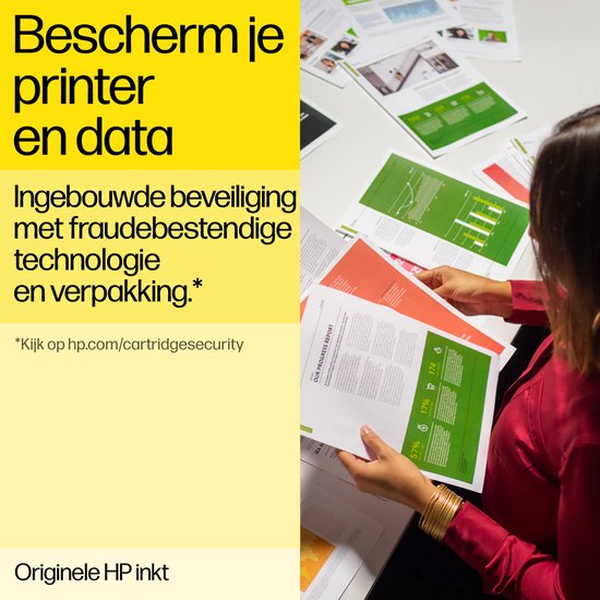 Vrouw met rode blouse kijkt naar papieren met grafieken en diagrammen.
